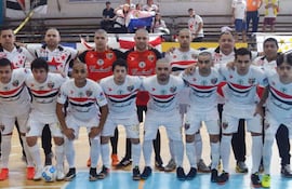 plantel-de-atletico-norteno-en-la-sede-del-sudamericano-previo-al-debut-de-ayer--234215000000-1637326.jpg