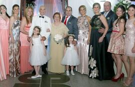 los-esposos-con-su-familia-integrada-por-maribel-y-raquel-oviedo-belen-perez-oviedo-rebeca-y-efrain-oviedo-jackeline-de-oviedo-ruth-oviedo-de-vel-200245000000-1406321.jpg