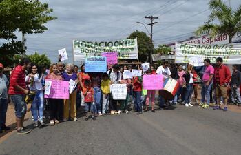 el-grupo-de-ciudadanos-ypanenses-que-ayer-cerraron-la-calle-frente-a-la-municipalidad-para-exigir-transparencia-administrativa-y-denunciar-los-hechos-194642000000-1382450.jpg