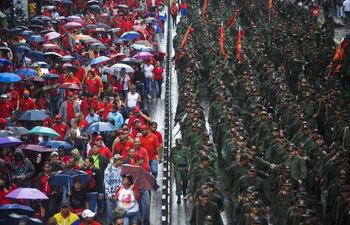 miembros-del-partido-socialista-unido-de-venezuela-marchando-junto-a-su-brazo-armado-las-milicias-bolivarianas-la-militarizacion-de-la-sociedad-fue-222536000000-1491920.jpg