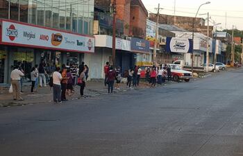 Pasajeros esperan por varios minutos en las paradas, ante una visible regulada de buses.