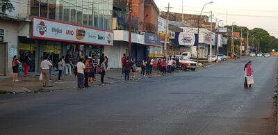 Pasajeros esperan por varios minutos en las paradas, ante una visible regulada de buses.