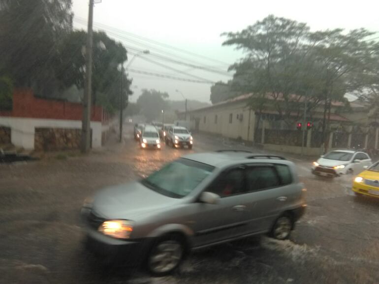La lluvia caída generó raudales que dificultan el tránsito.