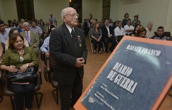 pastor-diaz-97-anos-fue-soldado-del-entonces-mayor-rafael-franco-durante-la-guerra-del-chaco-estuvo-anoche-en-la-presentacion-del-libro-diario-de-212447000000-617202.jpg