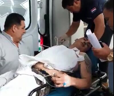 El subcomandante de la Policía Luis Arias (izquierda) recibe al suboficial ayudante Arsenio David Cabral López, quien fue traslado en ambulancia al hospital de Policía.