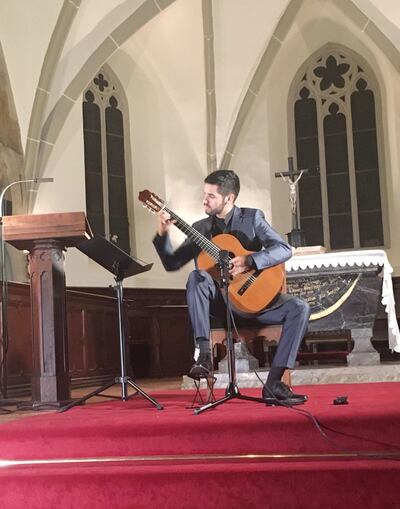 Julio Cristaldo en plena ejecución en uno de los conciertos, en la iglesia del castillo de Braunfels.