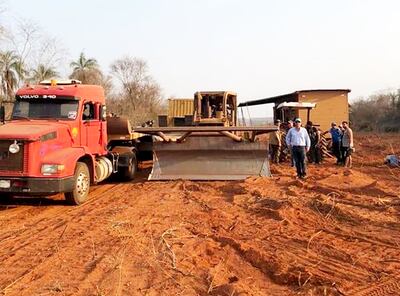 Pobladores con ayuda de maquinarias  despejan de vegetación y   malezas varios kilómetros en la línea fronteriza en el Chaco.