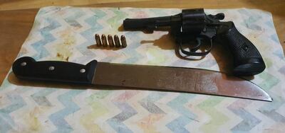 Machete y arma incautados en el hecho.