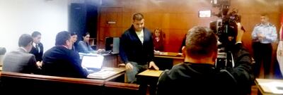 El suboficial Benito Joel Sanabria (centro) durante el juicio oral y público que concluyó con su condena a 9 años de cárcel. También tiene una condena anterior por abuso sexual y violación.