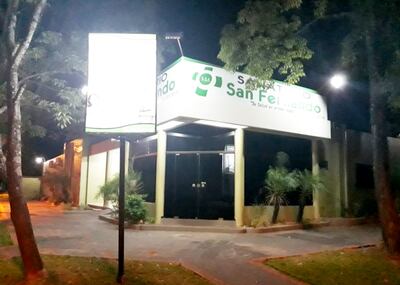Fachada de la clínica privada “San Fernando” de Coronel Oviedo, donde la mujer había sido dada por fallecida.