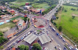 la-larga-cola-de-vehiculos-que-circulaba-con-direccion-luque-asuncion-lo-hizo-de-manera-mas-fluida-el-dia-de-ayer-en-el-centro-se-observa-el-vallado-213502000000-1441224.jpg
