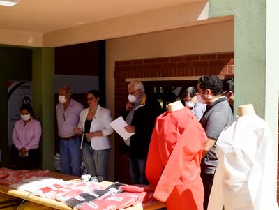 Acto de entrega de las batas quirúrgicas y tapabocas  para el personal de salud  apostado en barreras de control.