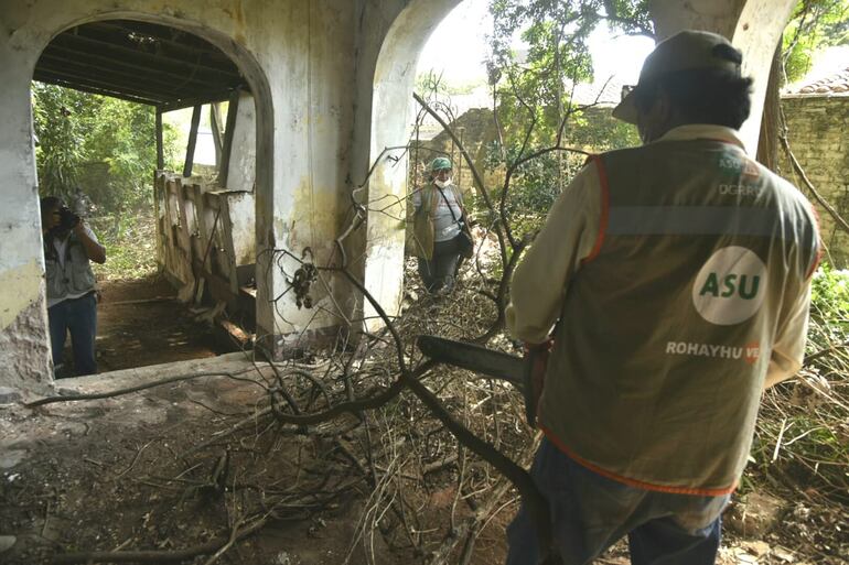 Funcionarios de la Municipalidad de Asunción procedieron a la limpieza de la vivienda abandonada
