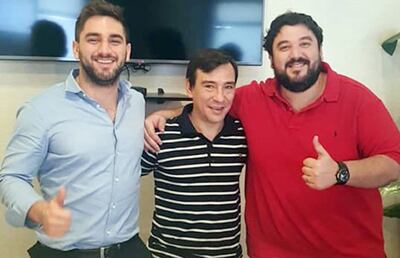 Los directivos olimpistas Facundo Bittar (i) y Bruno Duarte, con el profe Feliú, que retorna al club franjeado.