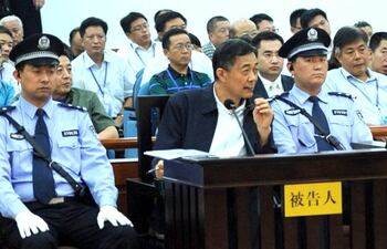 bo-xilai-c-exdirigente-estrella-en-china-en-el-juicio-que-podria-tener-el-veredicto-ya-decidido-de-antemano-afp-214704000000-592927.jpg