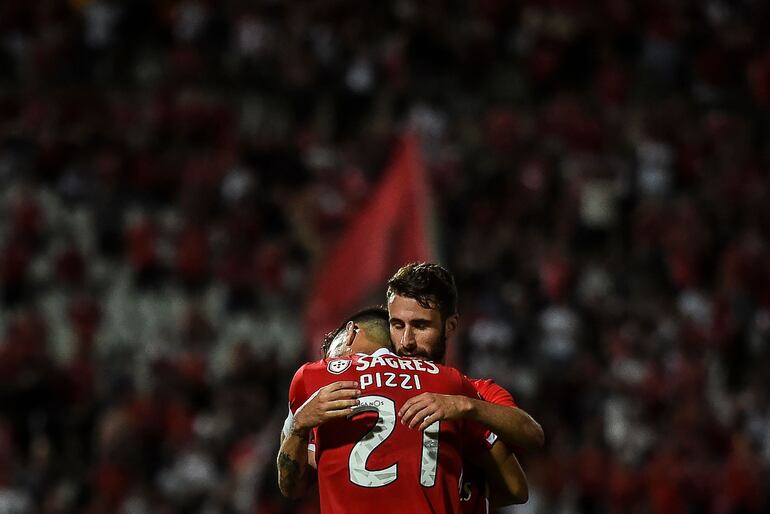 Pizzi celebra su gol con uno de sus compañeros.