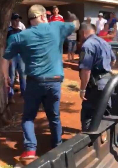 Momento en que el senador Paraguayo Cubas le da un fuerte golpe en la cabeza al uniformado (Captura de video).