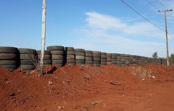 un-productor-agricola-de-minga-guazu-presento-a-la-comuna-una-propuesta-de-reutilizar-los-neumaticos-en-desuso-para-la-construccion-de-murallas-vegeta-203421000000-1746826.jpg