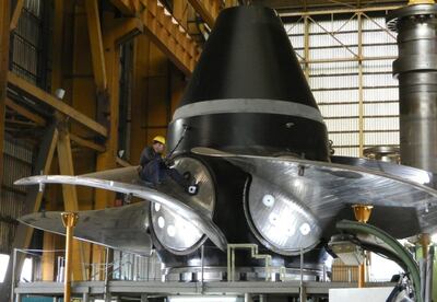 La turbina tienen 5 metros y medio de altura, 9,5 metros de diámetro y un peso de 250 toneladas.