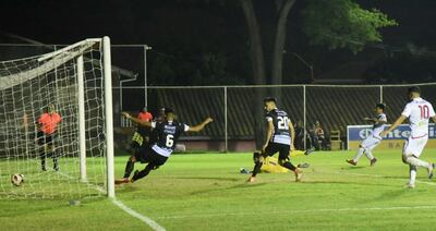 Momento en que se vino el gol de River tras el remate de Francisco Parra.