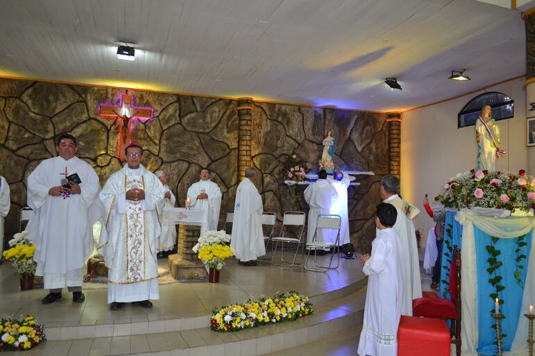 El obispo Pedro Collar Noguera (2º) presidio la misa en honor a Nuestra Señora de la Asunción.