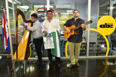 El arpista, Emihl Rodríguez, el intendente municipal de Villa Hayes, ingeniero Esteban Ríos y el guitarrista Rodney Ramírez promocionan el Festival de la Ribera.