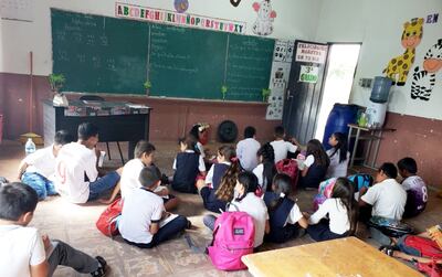 Alumnos de la escuela Carlos Antonio López no tienen sillas.