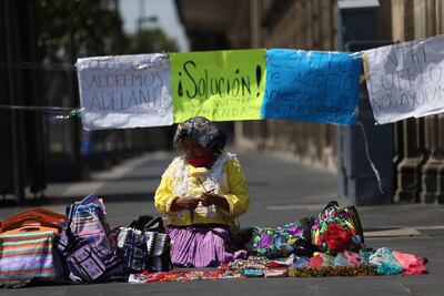 Indígenas realizan trueques de artesanías a cambio de alimentos y víveres en Ciudad de México.