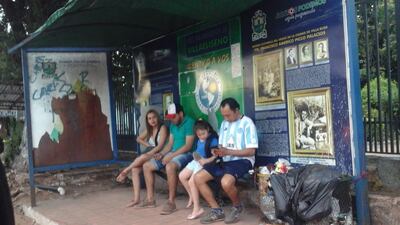 Pasajeros, en espera en medio de residuos.