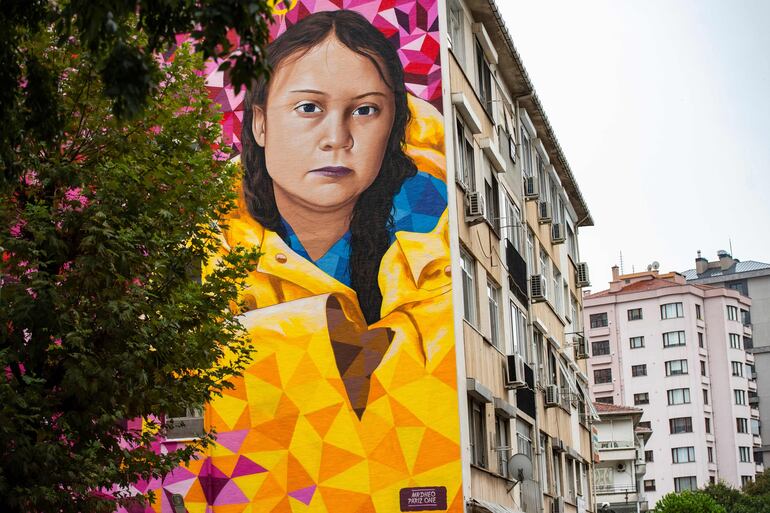 Un mural con el retrato de la activista por el clima sueca Greta Thunberg, pintado por los artistas portugueses Mr. Dheo y Pariz One se puede ver en el distrito Kadikoy de Estambul.