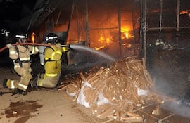 bomberos-voluntarios-intentan-controlar-el-fuego-en-un-puesto-de-venta-de-mandioca-del-mercado-de-itaugua--203018000000-624128.jpg