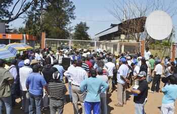mas-de-cien-despedidos-bloquearon-ayer-el-acceso-a-la-alcoholera-de-petropar-llama-la-atencion-que-el-listado-de-los-despedidos-haya-sido-realizado-193522000000-595745.jpg