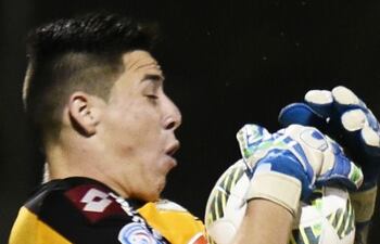 scar-david-benitez-leguizamon-foto-es-el-arquero-de-17-anos-que-el-miercoles-debuto-en-la-primera-de-rubio-u-en-el-triunfo-de-su-equipo-sobre-cer-234320000000-1458247.jpg