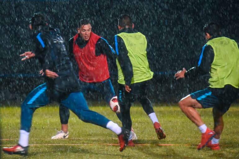Olimpia y Cerro Porteño entrenaron bajo la lluvia el jueves por la noche.