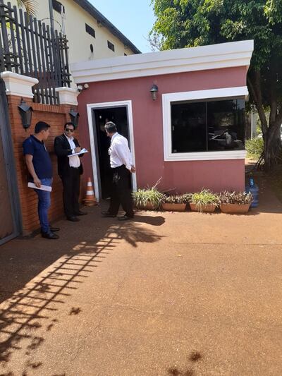 Emplazan a los Zacarías para despejar vereda frente a su vivienda en Ciudad del Este.