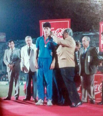 Eduardo Deluca entrega a Osvaldo Peralta la medalla de campeón del Preolímpico 1992, disputado en nuestro país, ante la  mirada de don Jesús Manuel Pallarés.