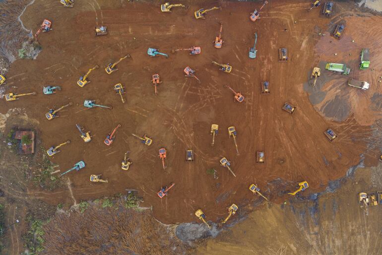 Una vista aérea del sitio de construcción de un hospital de campaña en Wuhan, provincia de Hubei, China, el 24 de enero de 2020. Se espera que el hospital de 1,000 camas esté terminado para el 3 de febrero de 2020 para hacer frente al creciente número de personas afectadas por el coronavirus.