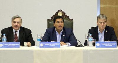 Robert Harrison, titular de la APF, con sus vicepresidentes Carlos Sosa Jovellanos Arias (i) y Javier Díaz de Vivar, ayer, en la reunión de la plana mayor de balompié paraguayo, en Sajonia.