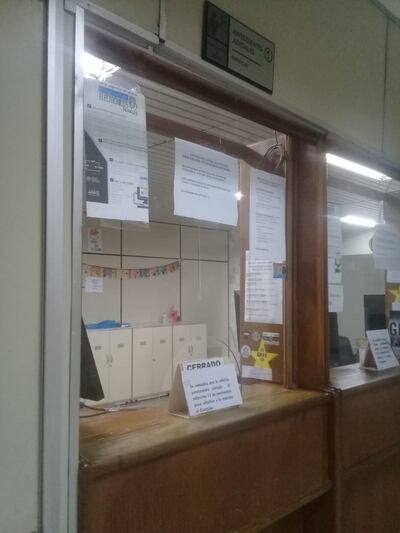 Un pequeño cartel recuerda a los  usuarios que las  oficinas del Palacio de Justicia no atienden en estos días.