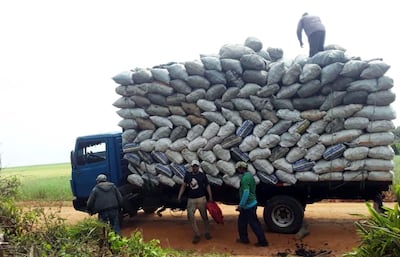 Camión con carbón saliendo de la propiedad de Alba Núñez, en Yhú, Caaguazú, invadido pero sin respuesta a la denuncia.