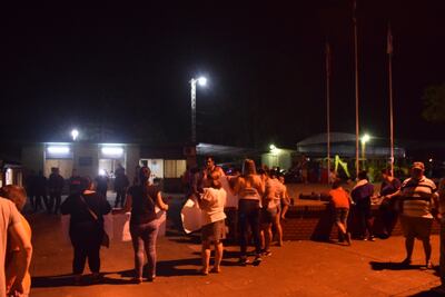 El lunes pasado un grupo de vecinos se manifestó frente a la Junta Municipal, en contra del intendente Basilio Gura.
