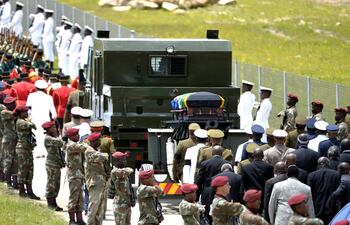el-feretro-de-mandela-llego-en-procesion-al-compas-de-marchas-militares-en-un-camion-del-ejercito-escoltado-por-la-guardia-de-honor-y-cubierto-con-l-203759000000-640482.jpg