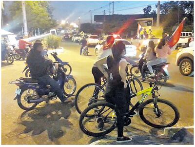 Ciclistas y motociclistas observan el paso de los manifestantes.