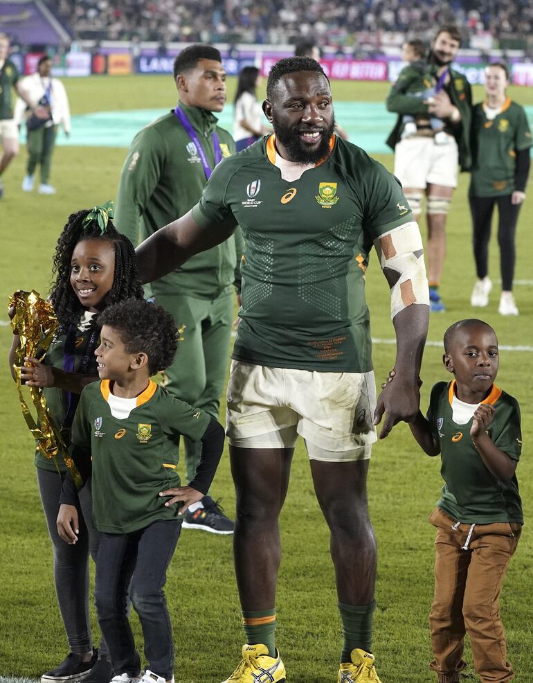 Mtawarira y sus hijos tras la premiación.