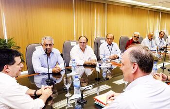 ayer-se-llevo-a-cabo-una-sesion-del-directorio-de-itaipu-en-hernandarias-el-martes-se-reunieron-con-horacio-cartes--222725000000-1547679.jpg