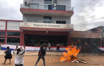 Manifestación frente a la Fiscalía de Concepción en defensa de comunicador acusado de supuesto abuso a menor.