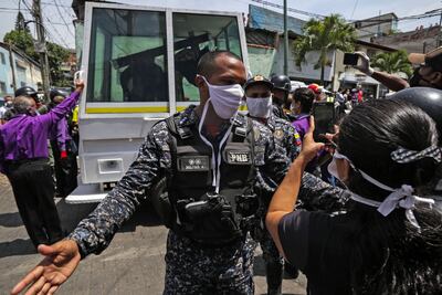 Un miembro de la Policía Bolivariana de Venezuela custodia una procesión religiosa en Caracas.