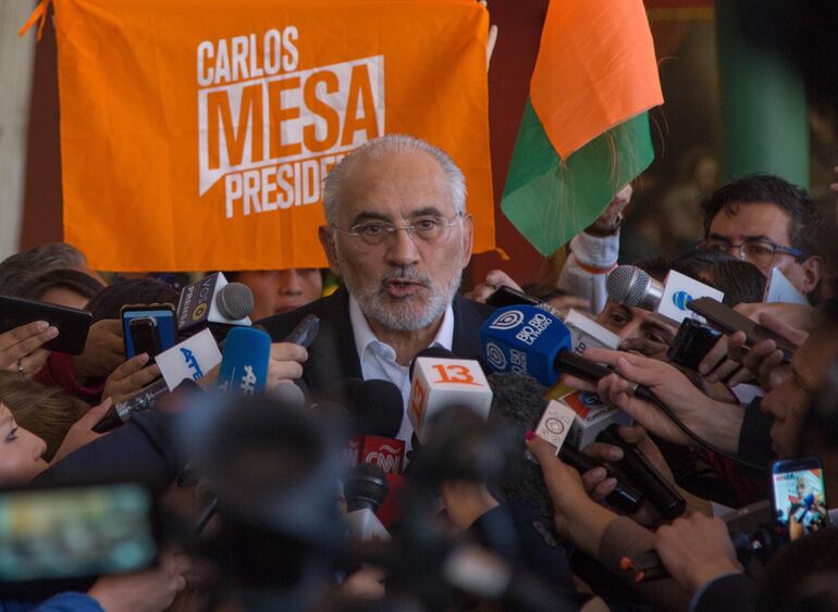 El candidato opositor Carlos Mesa llamó a una movilización cívica para evitar un fraude en el recuento de votos de las elecciones en Bolivia.