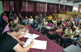 rocio-silva-se-dirige-a-los-padres-mientras-lisa-de-franco-redacta-el-acta-de-la-asamblea-realizada-el-sabado-a-ultimas-horas-de-la-tarde--194604000000-596149.jpg