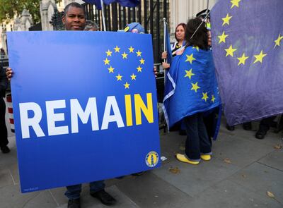 Activistas antibrexit despliegan banderas de la Unión Europea en los alrededores del Parlamento Británico.